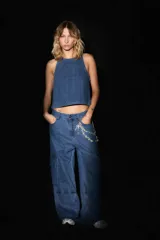 Top sin mangas de denim azul, con escote redondo y corte recto.