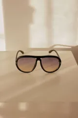 Lentes de sol con armazón estilo aviador en carey marrón y cristales degradados. Cuentan con protección UV400 y están fabricados en policarbonato.