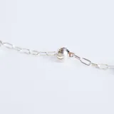 Pulsera de cadena tipo forcé en plata 925, adornada con pequeñas bolitas facetadas distribuidas a lo largo de la misma.