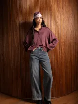 Pantalón de jean wide leg color azul medio con efecto gastado, tiro alto y costuras laterales decorativas que recorren toda la pierna. Presenta corte recto y pierna ancha con bolsillos funcionales.