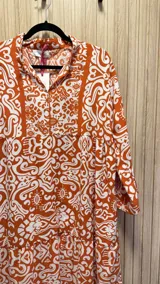 Vestido midi de algodón con estampado geométrico en blanco y negro, corte amplio y mangas largas.