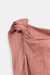 Top de cuello redondo y manga sisa color rosado con textura arrugada y detalle de hombro enroscado.
