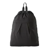 Mochila tipo tote bag color negro, con logo de New Balance en el frente. Tiene doble asa de mano y correas traseras extraíbles. Cuenta con un compartimento principal con cierre de cordón, un bolsillo interno con cremallera y un bolsillo frontal con cremallera.