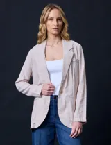 Blazer de lino color beige, marca Zac & Rachel. Tiene cuello con solapa, abertura central con botón, bolsillos delanteros y corte clásico.