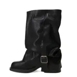 Botas altas Miss Carol Nash de color negro, con diseño de caña arrugada, puntera redondeada, tacón bajo y una tira decorativa con hebilla metálica en el tobillo.