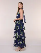 Vestido maxi Julia Jordan de gasa estampada azul con flores blancas y hojas verdes, escote halter y diseño estructurado en paneles volados.