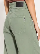 Pantalón de gabardina fucsia, de tiro medio-largo y pierna ancha acampanada.