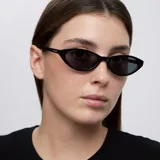 Lentes de sol con montura cat-eye slim de diseño minimalista y elegante, con lentes polarizadas negras.