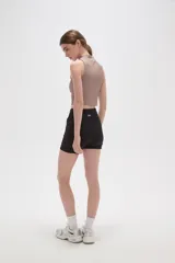 Short de poliamida negro, ajustado al cuerpo, de tiro medio con diseño cruzado en la cintura.