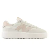Championes urbanos New Balance modelo CT302CTA, color blanco con detalles en rosa, confeccionados en gamuza y malla, con logo "N" característico en los laterales y suela de plataforma.