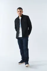 Sobrecamisa azul marino de twill de algodón con cuello clásico, cierre frontal con botones a tono, dos bolsillos de parche con solapa abotonada en el pecho, mangas largas con puños abotonados y corte regular.