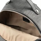 Mochila negra de símil cuero con relieve, acceso con cierre, herrajes plateados, correa fija y un compartimento. Tiene un bolsillo externo con cierre, un bolsillo interno con cierre y dos bolsillos internos abiertos.