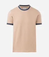 Remera de hombre de corte regular, confeccionada en tejido texturizado de algodón y poliéster. Presenta cuello redondo y puños en las mangas con ribete de color contrastante.