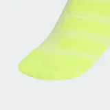 Medias deportivas Adidas de caña media, color amarillo neón, con diseño técnico que incluye amortiguación en la puntera, refuerzo en el arco plantar y tecnología de ventilación.