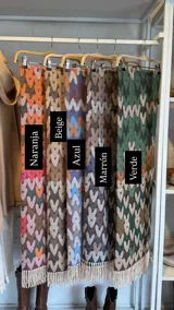 Pashmina rectangular con diseño de corazones entrelazados y flecos en los extremos.