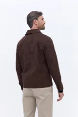 Campera de efecto gamuza con cierre frontal, cuello camisero y bolsillos frontales con solapa. Presenta un diseño estructurado y elegante.