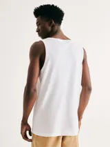 Musculosa blanca de corte recto y cuello redondo.