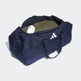 Bolso deportivo tipo duffel bag de la colección Tiro League, color azul marino, confeccionado en tejido técnico resistente al desgaste. Cuenta con asas de mano, correa ajustable y acolchada para el hombro, base revestida, bolsillo lateral con cremallera y un compartimento transpirable separado para calzado.