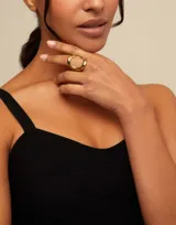 Anillo dorado con diseño de eslabón.