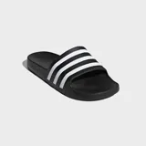 Sandalias tipo chinela Adidas Adilette, color negro con las tres bandas características de la marca en color blanco sobre la banda superior. Presentan una plantilla contorneada y suela de poliuretano.