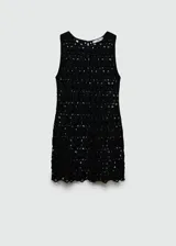 Vestido corto de crochet en color negro, con diseño de flores caladas, cuello redondo y tirantes anchos.