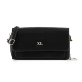 Bandolera rectangular de color negro con solapa frontal y logo metálico de la marca XL. Incluye correa ajustable y herrajes plateados.
