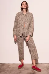 Pantalón de jean con estampado animal print, corte recto y tiro medio.