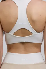 Pollera deportiva de corte acampanado color beige, con calza corta integrada de color blanco. Presenta cintura ancha de tiro alto y bolsillo invertido en la calza para guardar pelotas.