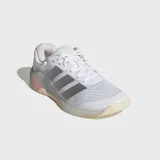 Championes de entrenamiento Adidas Dropset 4, color blanco con detalles plateados y suela en tono crema con acento naranja. Presentan un diseño técnico con empeine de malla transpirable, refuerzos en el talón y suela de caucho Continental para mayor tracción.
