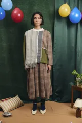 Falda midi de corte amplio con diseño a cuadros, cintura elastizada y frunces laterales.