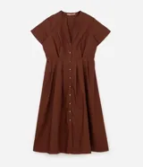Vestido midi de tricolina de algodón color marrón, con escote en V, cuello mao, mangas cortas, cierre frontal con botones y pliegues en la falda.