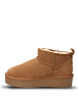Bota corta de gamuza color camel con interior forrado en piel sintética y suela de plataforma de goma al tono.
