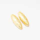Par de aros tipo caravana con diseño orgánico y textura irregular en acabado dorado.