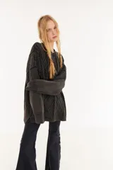 Sweater oversize unisex de tejido de punto con diseño de ochos y efecto lavado. Presenta cuello redondo, mangas largas y una franja central con letras en relieve.