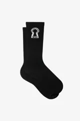Medias blancas de caña alta con diseño gráfico en negro de una llave estilo pixel art.