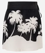 Pollera corta de playa confeccionada en viscolino con viscosa certificada. Diseño cruzado con cintura ancha y estampado de palmeras.