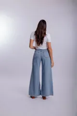 Pantalón jean wide leg de tiro alto, color azul claro, con diseño amplio y fluido en las piernas, bolsillos delanteros y traseros.