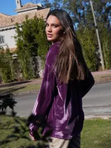 Camisa de terciopelo azul marino, de manga larga con puños abotonados y bolsillos frontales con solapa.