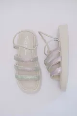 Sandalias negras con plataforma y tres tiras horizontales con apliques brillantes.