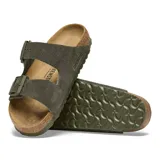 Sandalias Birkenstock Arizona modelo Leve, color verde militar, con dos tiras ajustables con hebillas y plantilla de corcho.