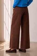 Jeans modelo Rul de corte wide leg en color bordó con efecto gastado, tiro alto y terminación desmechada en el bajo.