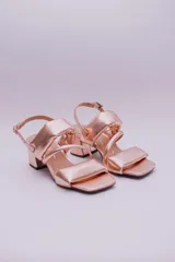 Sandalias de ecocuero color rosa metalizado, con taco cuadrado y tiras acolchadas.