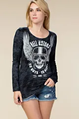 Remera manga larga de color negro con efecto gastado, escote redondo y un gran estampado frontal de una calavera con casco y alas, acompañada de inscripciones temáticas de estilo motero.