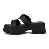 Sandalias negras con plataforma y hebilla ajustable.