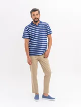 Pantalon tipo chino de corte recto, color beige, con cierre frontal y bolsillos laterales.