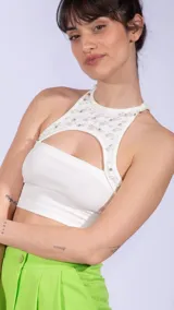 Top blanco de morley con corte irregular, breteles finos y detalle de perlas.