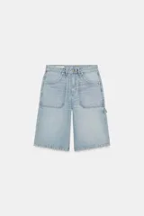 Bermuda de tiro alto en denim celeste lavado, estilo carpintero, con grandes bolsillos frontales superpuestos y trabilla lateral.