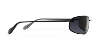 Lentes de sol con montura metálica negra y lentes rectangulares de cantos redondeados. Presentan un diseño envolvente inspirado en los años 2000 con patillas de acetato.