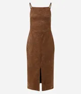 Vestido midi de gamuza sintética color marrón, con diseño de bordado de follaje en relieve. Presenta escote recto, tirantes finos regulables, ajuste al cuerpo, espalda con lastex y abertura frontal en la falda.