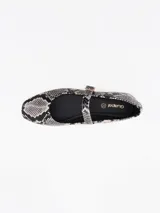 Ballerina de estilo Mary Jane con estampado de piel de serpiente en tonos grises y negros. Cuenta con una tira ajustable sobre el empeine con hebilla metálica dorada y suela plana.